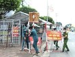 Lực lượng chức năng huyện Xuân Lộc (Đồng Nai) dỡ bỏ các chốt, điểm chặn kiểm soát phòng, chống dịch COVID-19 để từng bước phục hồi kinh tế địa phương. (Ảnh: TTXVN phát).