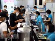 Hành khách phải tiêm đủ 2 mũi vaccine phòng COVID-19 sau 14 ngày hoặc có giấy xác nhận là F0 khỏi bệnh dưới 6 tháng và xuất trình kết quả xét nghiệm âm tính trong vòng 72 giờ trước khi lên máy bay. (Ảnh: Huy Hùng/TTXVN).