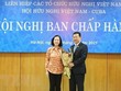 Trưởng ban Tổ chức Trung ương Trương Thị Mai tặng hoa chúc mừng đồng chí Vũ Hải Hà, Chủ tịch Hội Hữu nghị Việt Nam-Cuba. (Ảnh: TTXVN).