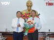 Ông Nguyễn Phi Long, Chủ tịch UBND tỉnh Bình Định trao Quyết định bổ nhiệm ông Trần Văn Thanh, Phó Bí thư Thành ủy, Chủ tịch HĐND thành phố Quy Nhơn giữ chức vụ Giám đốc Sở Du lịch Bình Định.