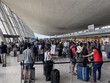 Hành khách tại sân bay quốc tế Dulles Washington, bang Virginia, Mỹ. (Ảnh: AFP/TTXVN).