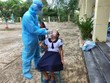 Lấy mẫu xét nghiệm COVID-19 cho học sinh, giáo viên tại Trường Tiểu học Thạnh An. (Ảnh: TTXVN phát).