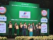 Đại diện Bà Nguyễn Thị Hương Giang - Phó Tổng Giám đốc PJICO nhận Cup chứng nhận Top 10 BH uy tín 2021.