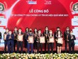 Đại diện Vietcombank (thứ 4 từ phải sang, hàng sau) và các đơn vị trong Top 50 công ty đại chúng uy tín và hiệu quả năm 2021 nhận vinh danh từ Ban tổ chức chương trình.