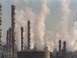 Khói bốc lên tại nhà máy hóa dầu ở Etang de Berre, Pháp. (Ảnh: AFP/TTXVN).