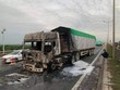 Phần đầu chiếc xe container bị thiêu trụi hoàn toàn. (Ảnh: TTXVN phát).