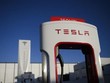 Biểu tượng Tesla tại một trạm sạc điện của hãng ở Hawthorne, California. (Ảnh: AFP/TTXVN).