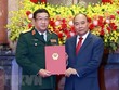 Chủ tịch nước Nguyễn Xuân Phúc trao quyết định thăng quân hàm Thượng tướng cho Thứ trưởng Bộ Quốc phòng Phạm Hoài Nam. (Ảnh: Thống Nhất/TTXVN).