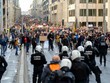 Người biểu tình phản đối siết chặt hạn chế Covid-19 mới ở Brussels, Bỉ. Ảnh: Getty.