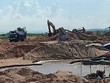 Các doanh nghiệp khai thác cát tại bờ Nam sông Đà Rằng, tỉnh Phú Yên. Ảnh. P.V.