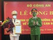 Thứ trưởng Nguyễn Duy Ngọc trao quyết định và chúc mừng Đại tá Tráng A Tủa, tân Cục trưởng Cục Xây dựng phong trào bảo vệ An ninh Tổ quốc..