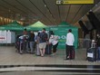 Hành khách xếp hàng chờ xét nghiệm COVID-19 tại sân bay quốc tế OR Tambo ở Johannesburg, Nam Phi. (Ảnh: AFP/TTXVN).