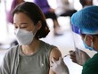 Tiêm vaccine phòng COVID-19 cho người nước ngoài. (Ảnh: Hoàng Hiếu/TTXVN).