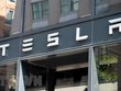 Biểu tượng Tesla. (Ảnh: AFP/TTXVN).