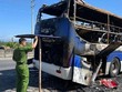 Công an khám nghiệm hiện trường vụ xe khách giường nằm bị thiêu rụi sáng 26/12. (Nguồn: thanhnien.vn).