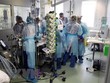 Nhân viên điều trị cho bệnh nhân COVID-19 tại bệnh viện ở Marseille, Pháp. (Ảnh: AFP/TTXVN).
