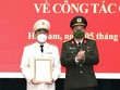 Đại tá Nguyễn Quốc Hùng, Giám đốc Công an tỉnh Hà Nam trao quyết định và chúc mừng tân Phó Giám đốc Công an tỉnh Hà Nam Đỗ Hoài Nam.