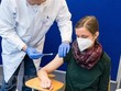 Nhân viên y tế tiêm chủng vaccine ngừa COVID-19 cho người dân tại Saale, Đức. (Ảnh: AFP/TTXVN).