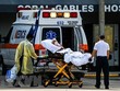 Nhân viên y tế chuyển bệnh nhân COVID-19 tới bệnh viện ở Coral Gables, gần Miami, Mỹ. (Ảnh: AFP/TTXVN).