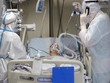 Điều trị cho bệnh nhân nhiễm COVID-19 tại bệnh viện ở Saint Petersburg, Nga. (Ảnh: AFP/TTXVN).