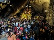 Hàng ngàn người đi vào động Hương Tích, chùa Hương (Mỹ Đức, Hà Nội) để hành lễ các năm trước - Ảnh: MAI THƯƠNG.