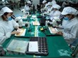 Sản xuất linh kiện điện tử tại công ty trách nhiệm hữu hạn 4P (Hưng Yên), dự án có vốn đầu tư lớn, công nghệ tiên tiến, khả năng tham gia sâu chuỗi liên kết khu vực và toàn cầu. (Ảnh: TTXVN).