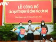 Ông Trần Văn Huyến (giữa)- Phó Bí thư Thường trực Tỉnh ủy, Chủ tịch HĐND tỉnh Hậu Giang trao Quyết định của Ban Thường vụ Tỉnh ủy cho bà Lê Thị Thanh Lam (trái) và bà Lê Thị Cẩm Tú.