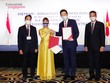 Chủ tịch Sovico Nguyễn Thị Phương Thảo trao Biên bản ghi nhớ hợp tác cho Tổng giám đốc Tập đoàn Keppel Loh Chin Hua về phát triển các giải pháp năng lượng và đô thị hóa bền vững tại Việt Nam.