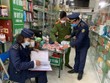 Các lực lượng chức năng kiểm tra Nhà thuốc Thùy Linh, tại Thị trấn Hát Lót, Mai Sơn, tỉnh Sơn La. (Nguồn: vov.vn).