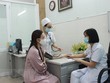 Bác sỹ của Phòng khám hậu COVID-19, Bệnh viện Đa khoa tỉnh Khánh Hòa thăm khám cho bệnh nhân đến khám do nghi ngờ mắc các triệu chứng hậu COVID-19. (Ảnh: Phan Sáu/TTXVN).