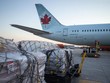 Hàng viện trợ của Canada dành cho Ukraine đặt tại sân bay Pearson ở Toronto. Ảnh: RT.