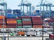 Bốc dỡ container hàng hóa tại cảng Long Beach, California, Mỹ. (Ảnh: AFP/ TTXVN).