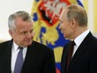 Đại sứ Mỹ tại Liên bang Nga John Sullivan và Tổng thống Nga Vladimir Putin. (Ảnh: Getty).