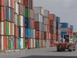 Tiếp nhận hàng hóa tại cảng biển. (Ảnh: Quang Châu/TTXVN).