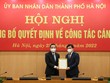 Chủ tịch UBND TP Hà Nội Chu Ngọc Anh trao Quyết định cho ông Trương Việt Dũng.