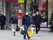 Người dân mua hàng tại London, Anh. (Ảnh: AFP/TTXVN).