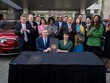 Thống đốc Bang Bắc Carolina Roy Cooper và Phó Chủ tịch Tập đoàn Vingroup kiêm Tổng giám đốc VinFast toàn cầu Lê Thị Thu Thuỷ ký kết hợp tác về việc đầu tư xây dựng nhà máy VinFast tại bang Bắc Carolina.