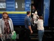 Người dân Ukraine sơ tán từ thành phố Mariupol tới Lviv. (Ảnh: AFP/TTXVN).