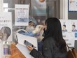 Nhân viên y tế lấy mẫu xét nghiệm COVID-19 cho người dân tại Seoul, Hàn Quốc. (Ảnh: THX/ TTXVN)