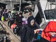 Người dân sơ tán khỏi Irpin, Ukraine, ngày 11/3. (Ảnh: THX/ TTXVN).