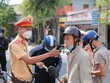 Lực lượng Cảnh sát giao thông Công an huyện Phú Thiện (Gia Lai) thực hiện kiểm tra nồng độ cồn vào giờ cao điểm. (Ảnh: Quang Thái/TTXVN)