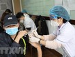 Nhân viên y tế tiêm vaccine phòng COVID-19 cho người dân phường Lê Đại Hành, quận Hai Bà Trưng, Hà Nội. (Ảnh: Minh Quyết/TTXVN).