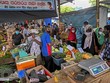Người dân mua thực phẩm tại khu chợ ở Colombo, Sri Lanka, ngày 12/5/2021. (Ảnh: AFP/TTXVN)