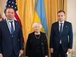 Bộ trưởng Tài chính Mỹ Janet Yellen (giữa) cùng Bộ trưởng Tài chính Ukraine Sergey Marchenko (phải) và Thống đốc Ngân hàng trung ương Ukraine Kyrylo Shevchenko ngày 21/4/2022 tại Washington DC. Ảnh: AFP
