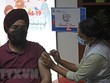 Nhân viên y tế tiêm vaccine phòng COVID-19 cho người dân ở New Delhi, Ấn Độ ngày 10/4/2022. (Ảnh: AFP/TTXVN).