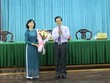 Ông Lê Hồng Quang, Bí thư Tỉnh ủy An Giang tặng hoa chúc mừng bà Nguyễn Thị Minh Thuý được bầu làm Phó Chủ tịch Ủy ban Nhân dân tỉnh An Giang, nhiệm kỳ 2021-2026. (Ảnh: Thanh Sang/TTXVN).