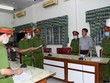 Cơ quan Cảnh sát điều tra Công an tỉnh Trà Vinh thi hành lệnh bắt tạm giam bị can Trần Đắc Thanh, Phó Giám đốc Sở Y tế Trà Vinh. (Ảnh: TTXVN phát).