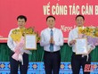 Bí thư Tỉnh ủy Thanh Hóa Đỗ Trọng Hưng trao quyết định cho ông Lê Văn Tuấn và ông Phạm Tiến Dũng. Ảnh: BTH.