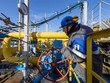 Công nhân vận hành đường ống dẫn khí đốt của Nga. (Ảnh: Bloomberg/TTXVN)