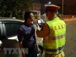 Kiểm tra nồng độ cồn với các tài xế lái xe đường dài tại trạm thu phí Pháp Vân-Cầu Giẽ. (Ảnh: Phạm Kiên/TTXVN)
